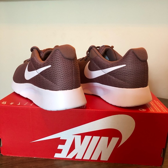 NEW - Woman’s Nike Tanjun shoes - Picture 5 of 8